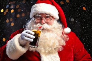 Firefly Männlicher Weihnachtsmann trinkt schwarze Limonade. Draußen schneit es. 46556 (1)