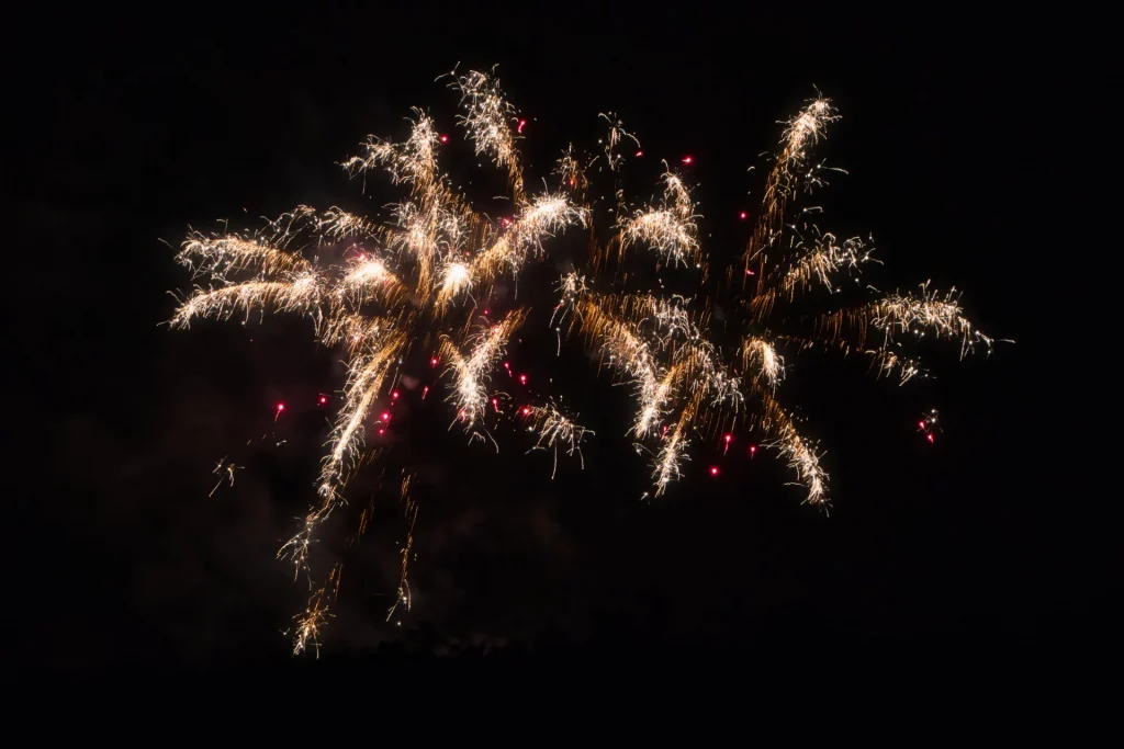 Feuerwerk fotografieren gelingt oft am besten mit einer längeren Belichtungszeit