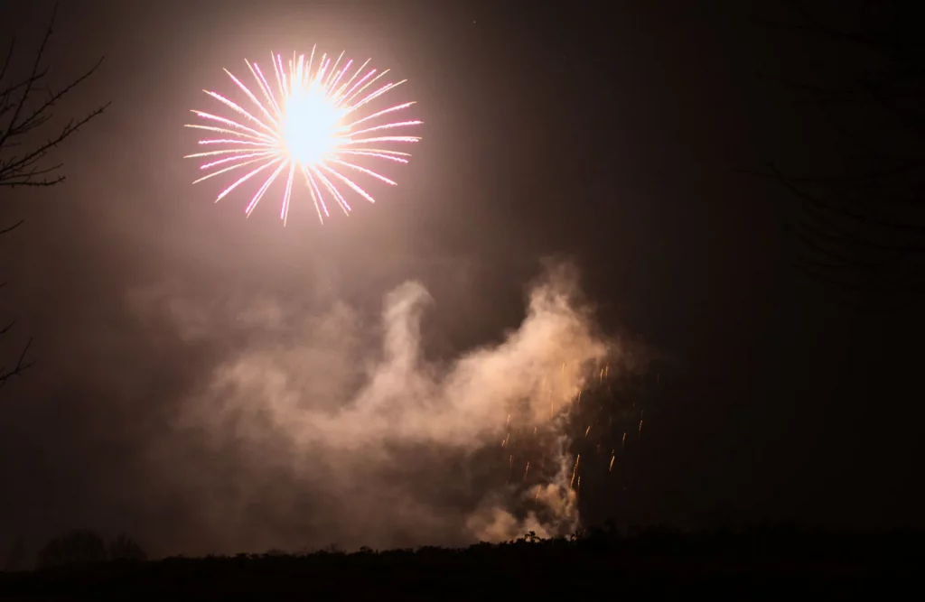 Beim Fotografieren dieses Feuerwerks war die Blende zu weit geöffent
